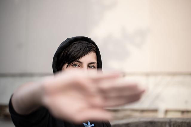 How Do You Control Hoverboards? Tips for Smooth Riding 4 Using Hand Gestures and Body Movements for Navigation